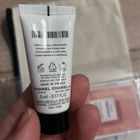 CHANEL beauty themed gift set - Picture 3 of 3